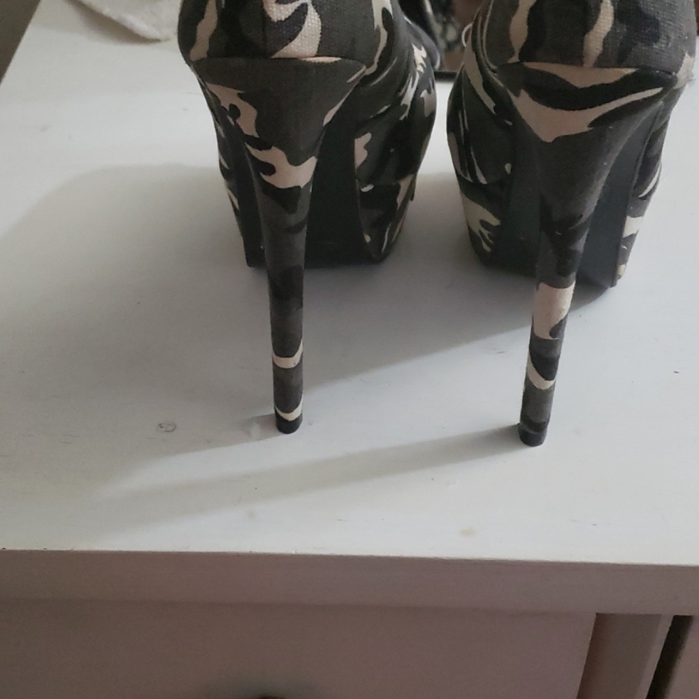 Stilettos - Picture 2 of 3